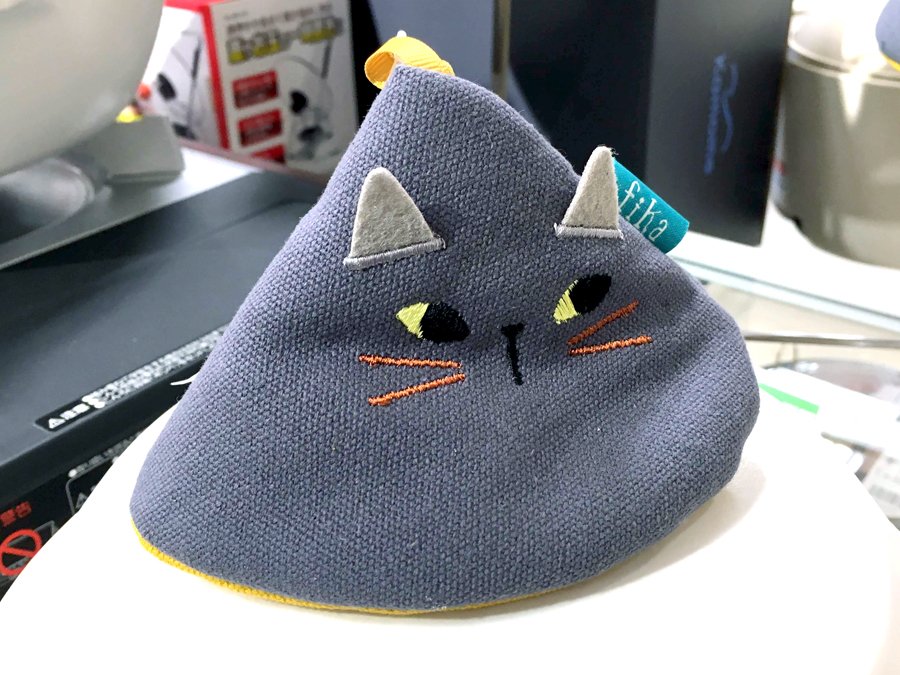 東急ハンズ札幌店 鍋のお供に かわいい動物デザインの鍋つかみです 土鍋の蓋や持ち手にピタッとはまります 黒ネコ 白ネコ シバイヌの３種類 デコレ Fika鍋つかみ 各0円 税 ８f キッチン