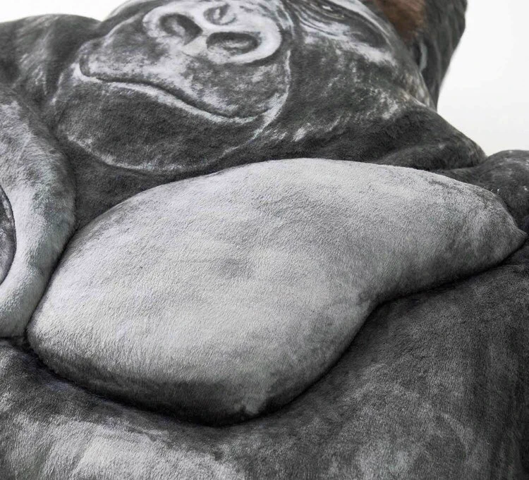 イケメンゴリラの腕枕でぐっすり眠りたい？そんな夢を叶えてくれるクッションが登場！