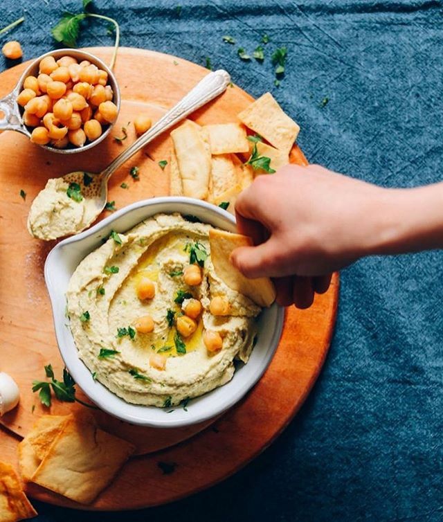 Who else starts craving chips &amp; dips as the weather gets warmer and social events are happening a lot more often? Why not make your own healthy version like this one from <a href="/minimalistbaker/">MINIMALIST BAKER</a> ift.tt/32qO4MR