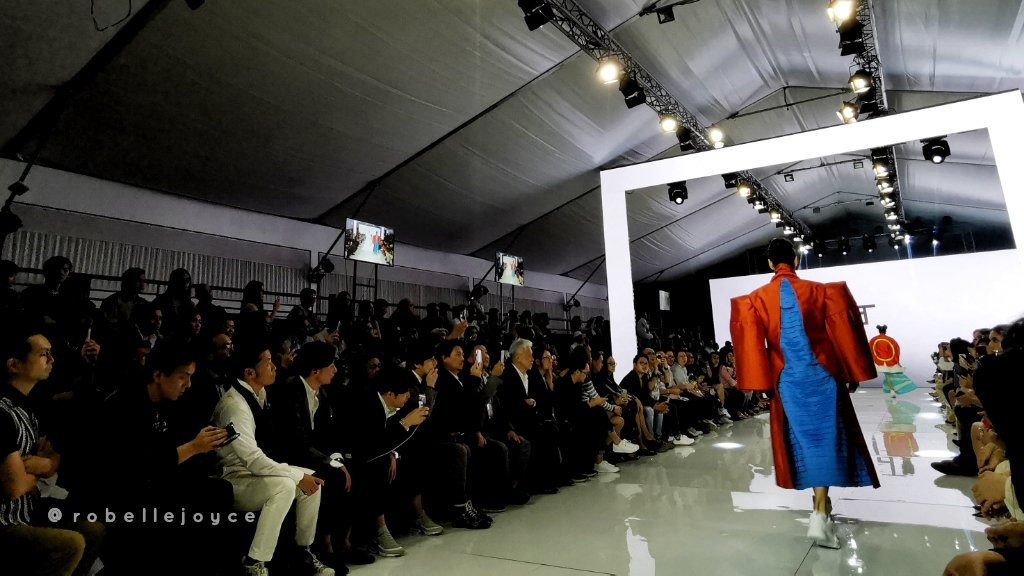 kiseki_sonyeo's tweet photo. Last October 16, I was one part of the media team of one of the designers of Panasonic Manila Fashion Fest 5th Anniversary in Shangri-la Tent. I miss doing photoshoots like that and finally I was able to do a runway shoot (which is not really much hahahaha).

#FredTelarma
#PMFF5 https://t.co/uzDdXs3KwK