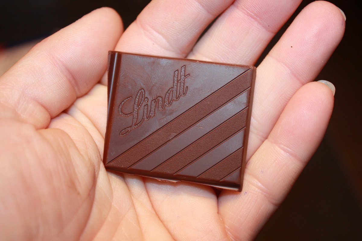 lesmoeres's tweet photo. Le 45% est doux en cacao et plait aux enfants
Le 55 % déclare un plus de cacao et arômes et est fondant
Le cacao 65% fait éclater les saveurs dans la bouche et est une vrai explosion de saveurs #LindtExcellence #LindtexcellenceLait #Lindtlove #moinsdesucre #plusdecacao https://t.co/tHrNJMlu8O