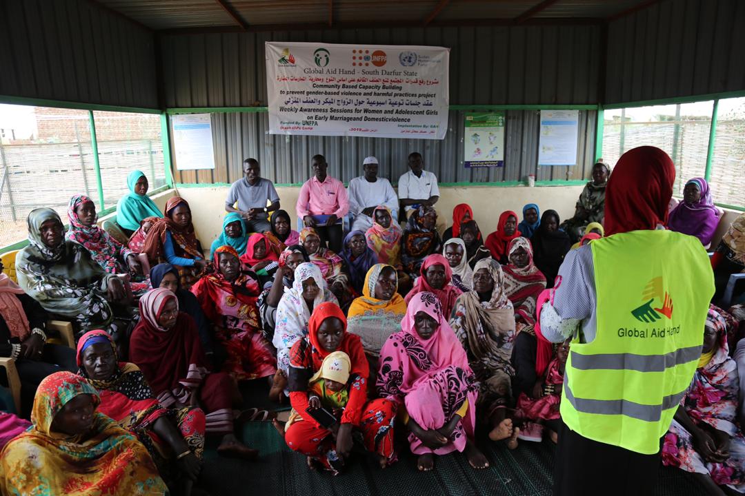 max_f_diana's tweet photo. #Shoutout to our important partner #GlobalAidHand, here in Salam IDP camp El Fasher, #NorthDarfur delivering initial awareness & information to recent arrivals of women & girls displaced from #JebelMarra
Thanks @globalaidhandsudan for partnership to #EndGBV
π· by @_unfpasudan https://t.co/Ge0Q6JXKf4