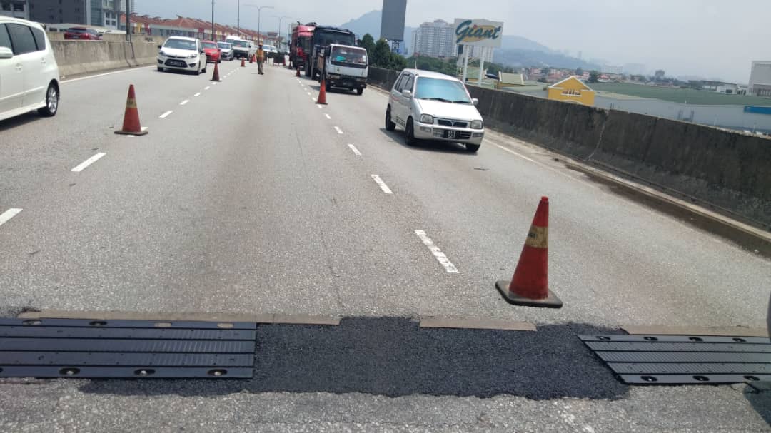 تويتر Asal Gombak على تويتر Perhatian Pengguna Mrr2 Batu Caves Mohon Pengguna Jalanraya Berhati Hati Ketika Melalui Kawasan Ini Expansion Joint Tercabut Di Lorong Tengah Aduan Rasmi Telah Dihantar Lokasi Mrr2