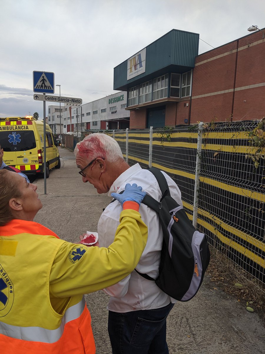 NaNoSLcat's tweet photo. Agressions ultres a gent grana Sant Feliu mestres anaven a la marxa. https://t.co/ZsKrKVcN8k