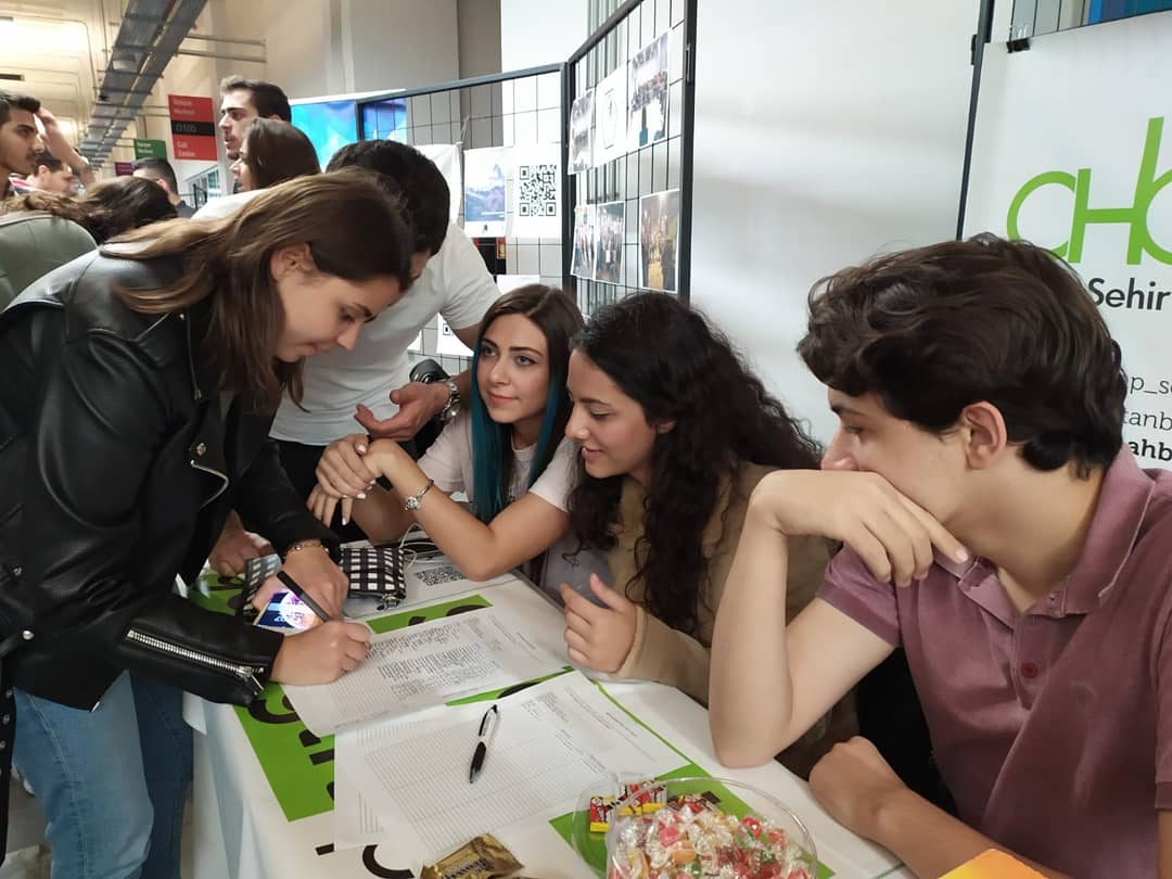 ahbap_isu's tweet photo. Ahbap İstanbul Şehir Üniversitesi olarak  kulüpler fuarında yerimizi aldık. Aramıza yeni katılan Ahbaplarımıza tekrardan hoş geldin diyor ve yeni döneme hızlı bir başlangıç yapalım istiyoruz. Haftaya tanışma toplantısı düzenleyeceğiz. Detaylar için yeniden duyuru yapacağız 💚 https://t.co/mnGrFBxMjd