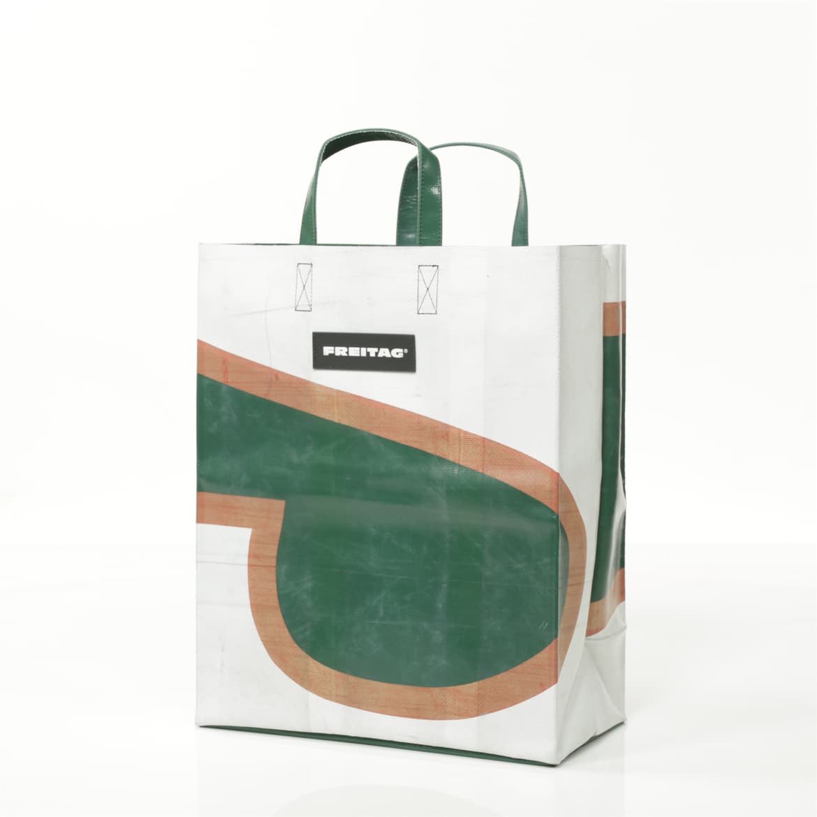JOMMJOM's tweet photo. แบรนด์ freitag เป็นแบรนด์รักโลกที่ยืนหนึ่งในใจ แถมคอนเซปก็เท่มาก Each one recycled, each one unique การหยิบเอาผ้าใบเหลือทิ้ง มาตัดและดีไซน์ทำกระเป๋า ซึ่งไอ้ผ้าใบนี้ใช้งานจริงแค่ 5-10 ปีก็จะถูกโละกลายเป็นขยะที่กำจัดยาก และไหนจะยางในรถจักรยานและเข็มขัดนิรภัยอีกด้วย #ลดเปลี่ยนโลก https://t.co/fIWqS2HP78