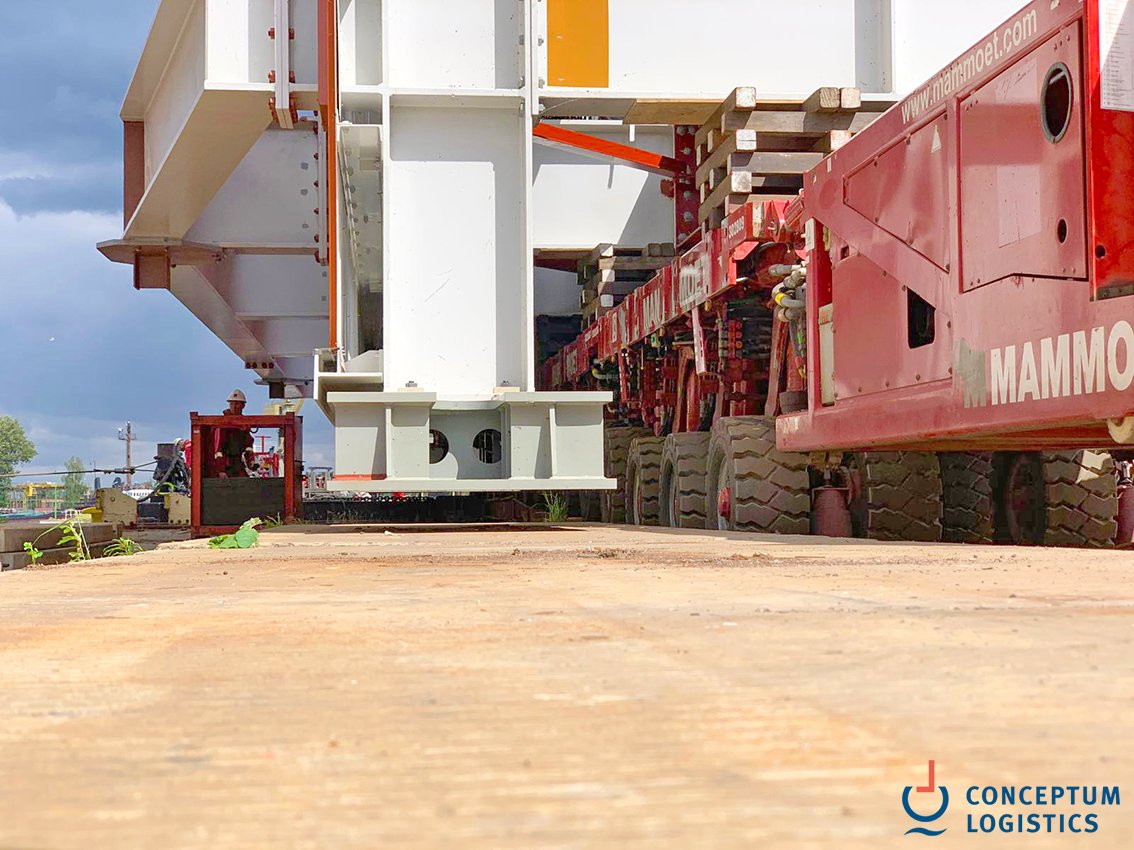 Conceptum_Group's tweet photo. The heaviest piece Conceptum ever handled and a great piece of teamwork between all parties. Read more in our upcoming newsletter.
#ProjectLogistics #BargeLoading #ConceptumLogistics https://t.co/UOT9LSXMcd