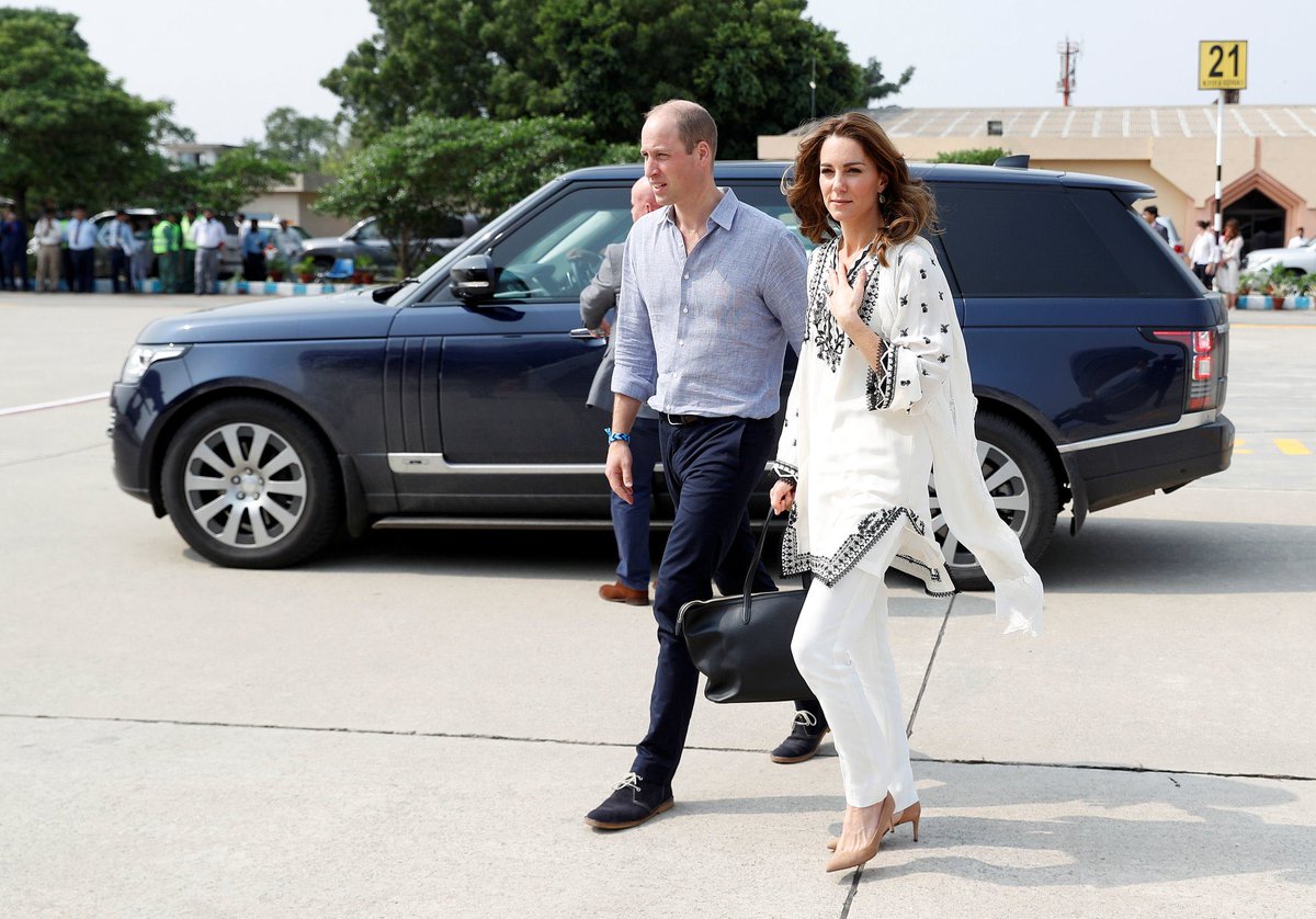 Looks like Kate wearing Pakistani designer label @elantweets today on the final day of the tour. Love this very modern mix of western and local style 👌🏻#RoyalTourPakistan