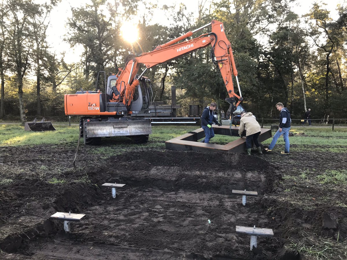 sallandserfgoed's tweet photo. Staalbedrijf Broeze uit #Nijverdal zorgde voor de stalen constructie van het #Voorbijgangerserf in #Haarle. Het is vastgelast aan een schroeffundering van @SFundering. Voordeel: geen betonnen fundering storten en geen schade aan de ondergrond of bodemverontreiniging. #demontabel https://t.co/8QesOplKfc