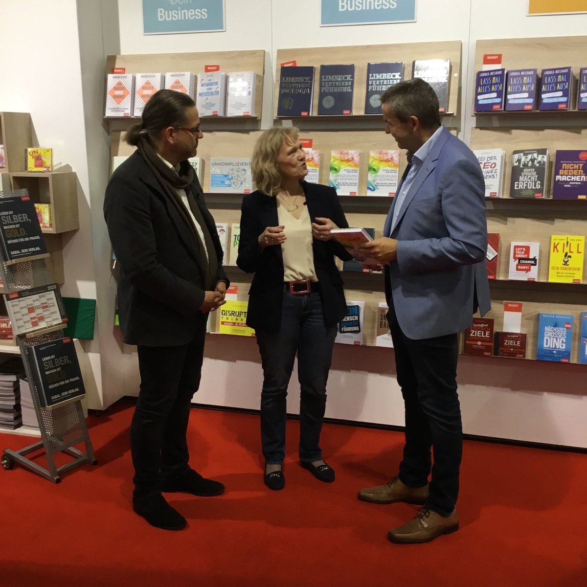 gabalbuecher's tweet photo. #fbm19 und der GABAL-Autorentreff gestern Abend. Wie Weihnachten - nur schöner. 😊
Besuchen Sie uns in Halle 3.1, Stand D1? https://t.co/2mflx7wsF0