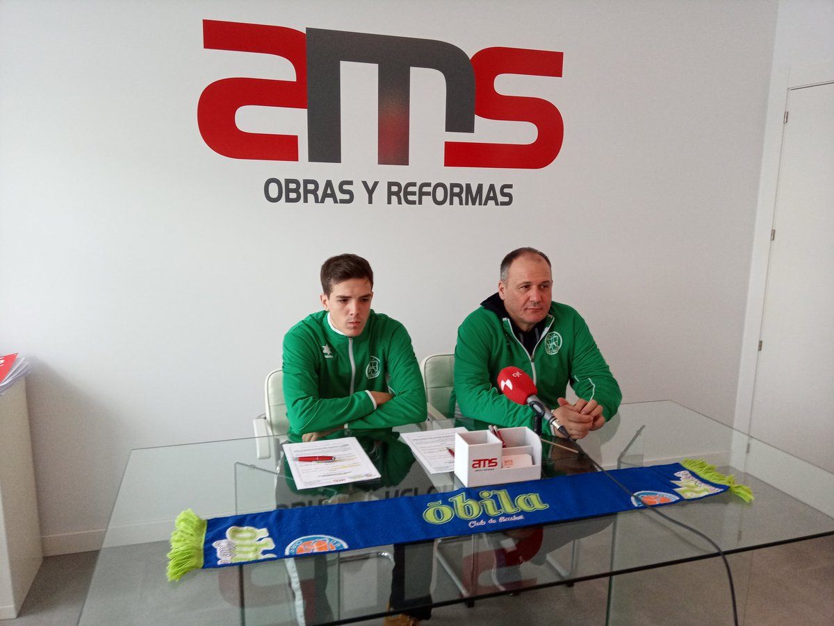 Obila_com's tweet photo. Rueda de prensa de @jaspe68 y @alvaro_tebar en @obrasAMS, nuevo patrocinador de la familia Óbila al que agradecemos su apoyo y con el que esperamos una larga colaboración.
Mañana partido en Salamanca acompañados de la #MareaVerde
#JuntosSomosMásFuertes
#ContigoVolveremos https://t.co/NV9CGgnEa0
