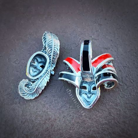 Do you want to remember Venice forever? Get one of our Venetian Mask Charms (or both)!  Also, if you are into Fifty shades of FUN... you will like these 😉 
Get them here: buff.ly/2BiAG1i 
#auroracharm #venetianmasks #maskcharms #theatrelovergift #fiftyshadesofgrey