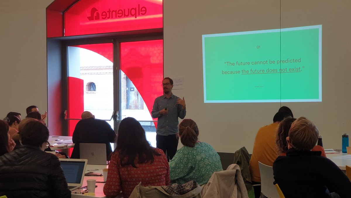 Oyendo a <a href="/j_camachor/">Jorge Camacho</a> puedo entender cómo su curso en <a href="/h2iinstitute/">h2iinstitute</a> provocó en cierto modo el nacimiento de <a href="/Futures_Madrid/">Speculative Futures Madrid</a>. Cuánto disfrutamos los generalistas y autodidactas cuando hablan estudiosos y especialistas "de verdad"... #PRIMEREU19