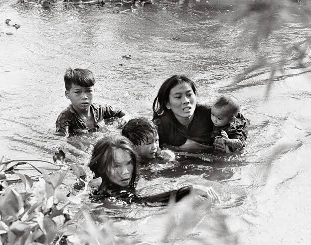 Shin 旧アカウント 1枚目 ベトナム戦争の民間人 2枚目 朝鮮戦争の民間人 3枚目 沖縄戦 白旗の少女 個人の性格によるかもだけど 僕はこういう写真見てると涙出そうになってくるんだよね だから バンザイクリフの身投げを スプラッシュマウンテンで