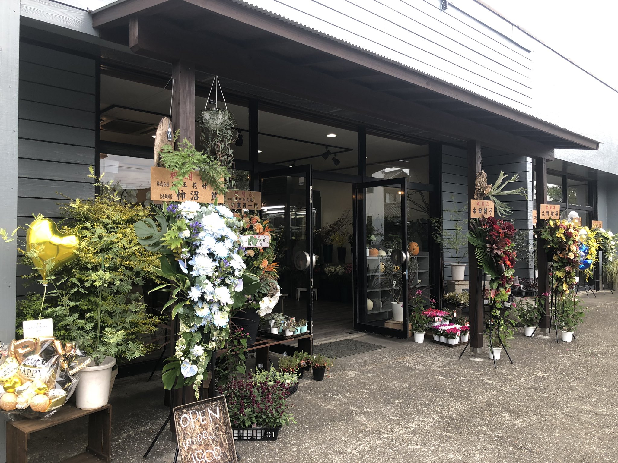 𝕐𝕠𝕤𝕤𝕐 今日は友人が笠間に花屋を開業させたのでちょろっと行ってきました 店名が Standard Flower Garage 男性店主故の 男性が入りやすい雰囲気 作りがしてあります 多肉植物 塊根植物 ドライフラワーも取り扱ってました