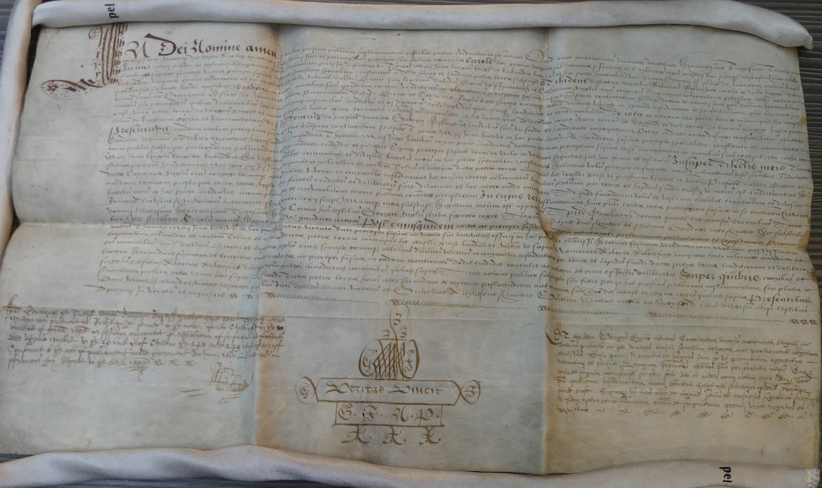 kerry_briers's tweet photo. I do like a good doodle and the Kirkcaldy Deeds box has one dating from 1633. There was even time to doodle the page break, before the signature. #Box16 https://t.co/wDyziGBIiL