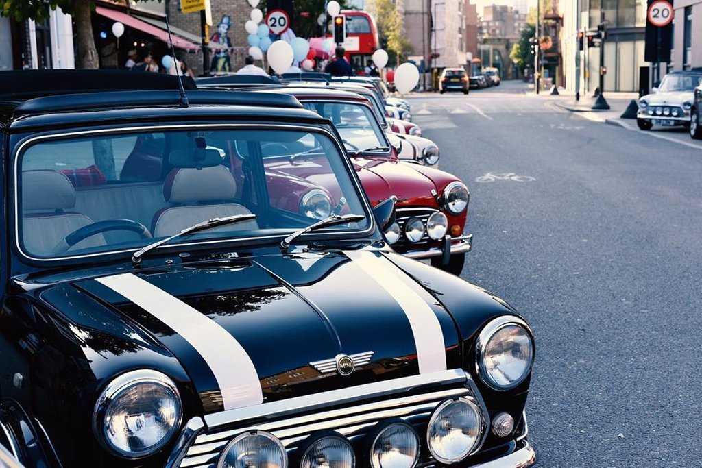 MINI's tweet photo. A few old friends getting together to talk about the good old days. Thanks for capturing this #ClassicMini gather IG user soydebe. 

#MINILove https://t.co/mEe37Pobt1