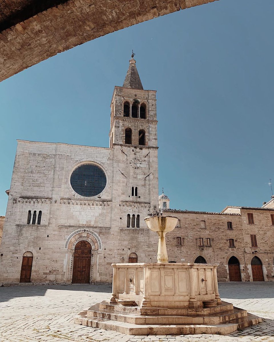 È tra le più interessanti realizzazioni urbanistiche medievali in Umbria per la singolarità della concezione spaziale:è Piazza Silvestro con 2 Chiese e Palazzo dei Consoli realizzati tra 1195 e 1270.Sapete in quale città?
bit.ly/2WYseko
Ph IG eleonoraph
#umbriacuoreverde
