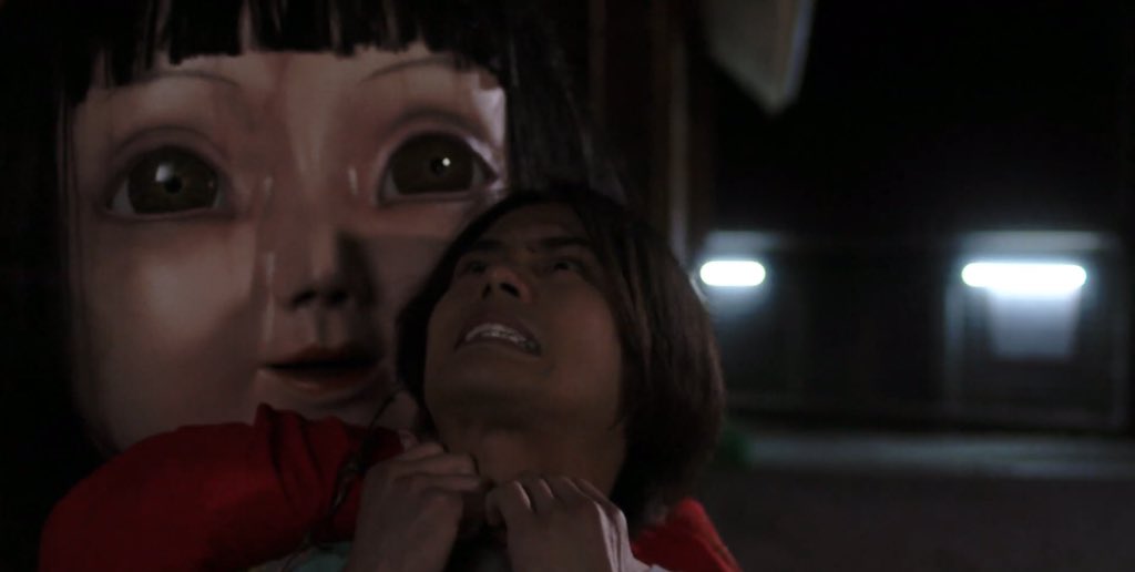人間食べ食べカエル 巨大化した日本人形が襲ってくる映画 恐怖人形 霊的なやつかと思いきや メチャクチャ物理で攻めてくる日本人形 だった チェーンソー持つ日本人形は初めて見たかもしれない T Co Ncjagnpqce