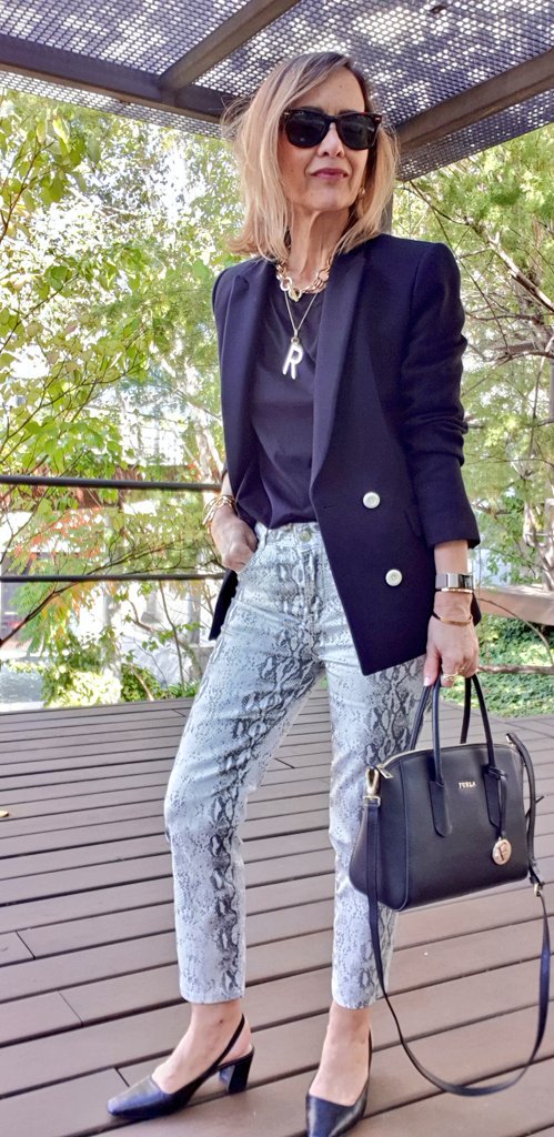 Lady_Trends's tweet image. Black and snake print ! 🖤🌟🖤
Happy Friday to you all! 😍
.@Cortefiel_es snake pants 
.@SandroParis blazer 
.@ZARA top (#puffysleeves)
.@Furla bag

#ladytrends #fashion #style #OOTD