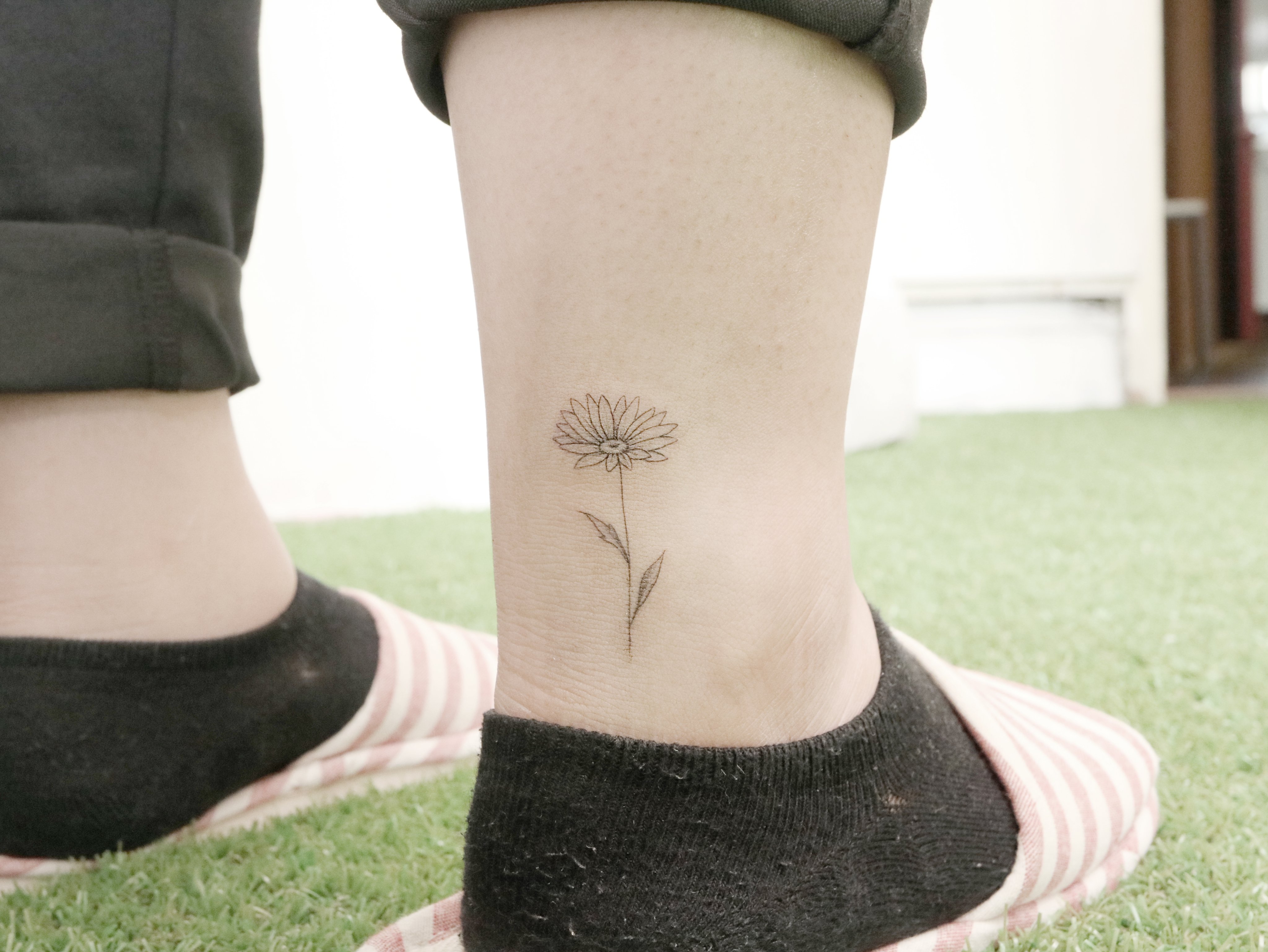 Korea Yong R Tattooer デイジーのお花でポイントしました ソウルタトゥー 韓国タトゥー ワンポイントタトゥー ホンデタトゥー ミニタトゥー 花タトゥー T Co Z8cfjtae17 Twitter