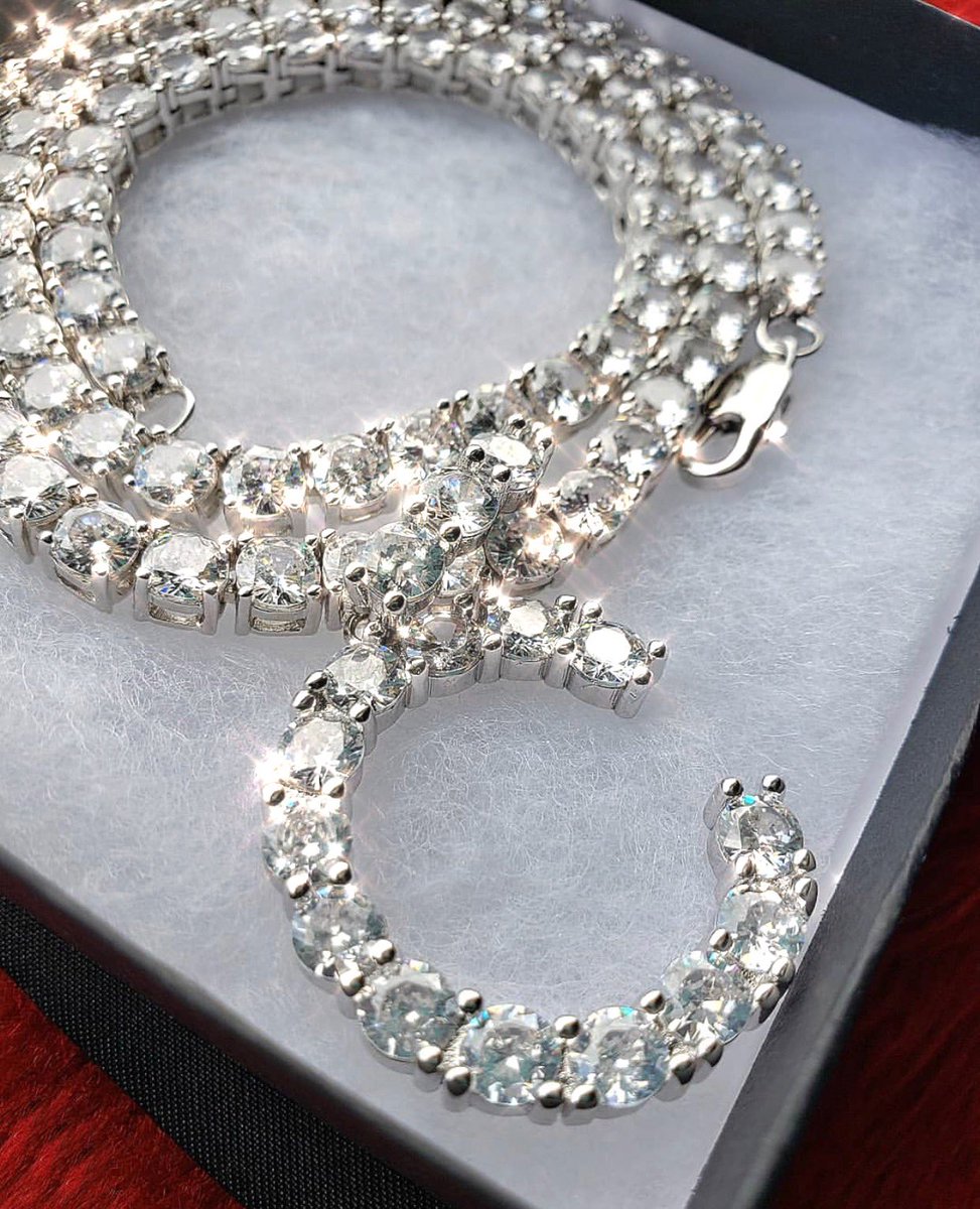 MasterFPL's tweet image. OMG he got me a diamond necklace with his initial😭💖