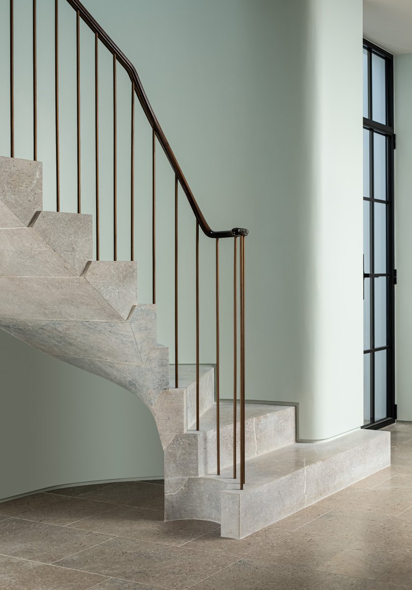 NaganJohnson's tweet photo. A new sweeping, solid limestone staircase leading up from the main entrance hall to the basement living space. Round steel balusters, as thin as we dare, golds up a delicate walnut handrail.
Photo credits: David Butler

#naganjohnson #contemporary #architecture #London #RIBA #ARB https://t.co/3bzWaYVDlu