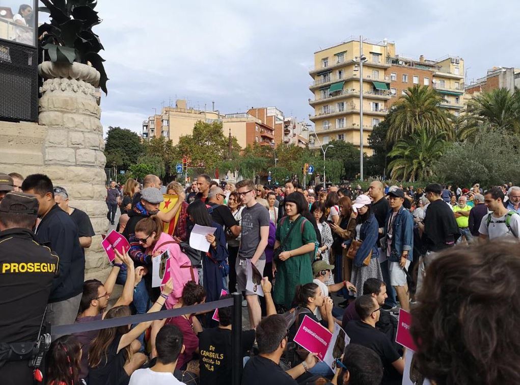 3CatInfo's tweet photo. Tancat l'accés a la Sagrada Família per als turistes. Els que han pogut accedir aquest matí al temple en sortiran per una porta lateral #VagaGeneral18O #SentènciaProcés
https://t.co/W6vKaM0B7K https://t.co/dIrqmsivRc