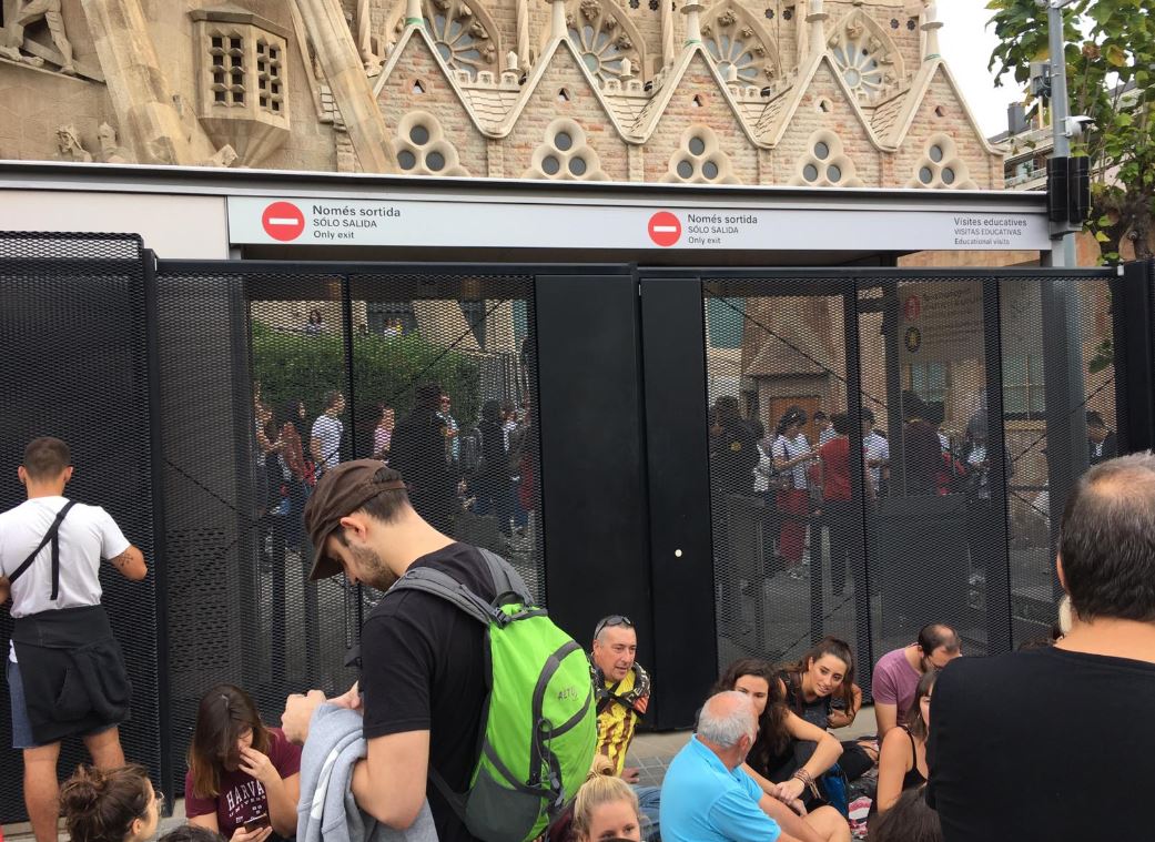 3CatInfo's tweet photo. Tancat l'accés a la Sagrada Família per als turistes. Els que han pogut accedir aquest matí al temple en sortiran per una porta lateral #VagaGeneral18O #SentènciaProcés
https://t.co/W6vKaM0B7K https://t.co/dIrqmsivRc