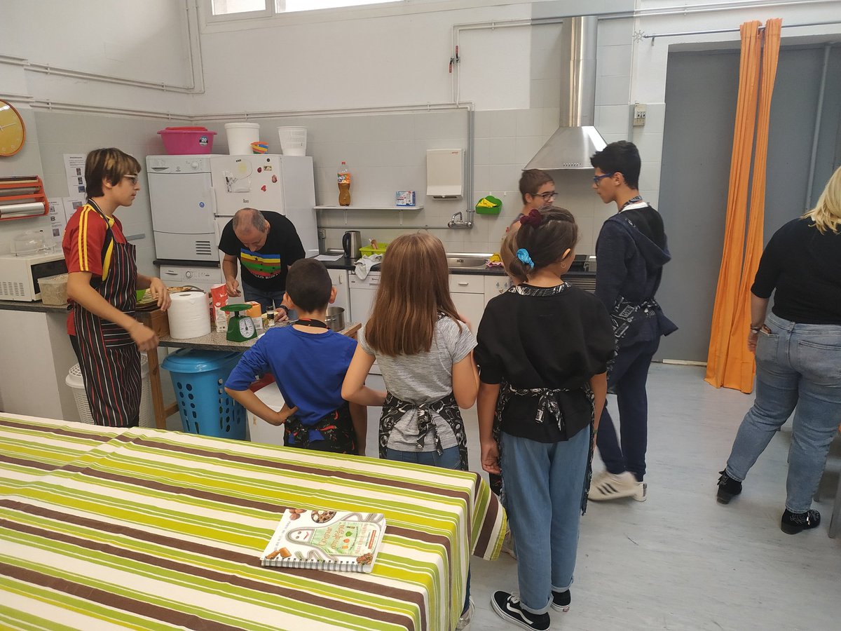 BuenCeip's tweet photo. Primer encuentro @BuenCeip @CpeeGloria dentro del proyecto erasmus growing together. 10 talleres en el @CpeeGloria uniendo a Los chicos y chicas de ambos Cole's y trabajando juntos!!!! @dgalextranjeras @sepiegob @andres_ajo @diegoarroyom https://t.co/8kqoDZqZOI
