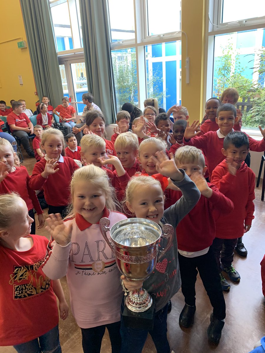 chrisdysonHT's tweet photo. Well it’s #FundayFriday here at the #FunPalace @ParklandsLeeds as we celebrate this weeks #attendancematters Champs - 2M with 98.5% and we #dab with the Emerald House for being the Team Points Champs #Dabtastic https://t.co/B9K1sihldJ