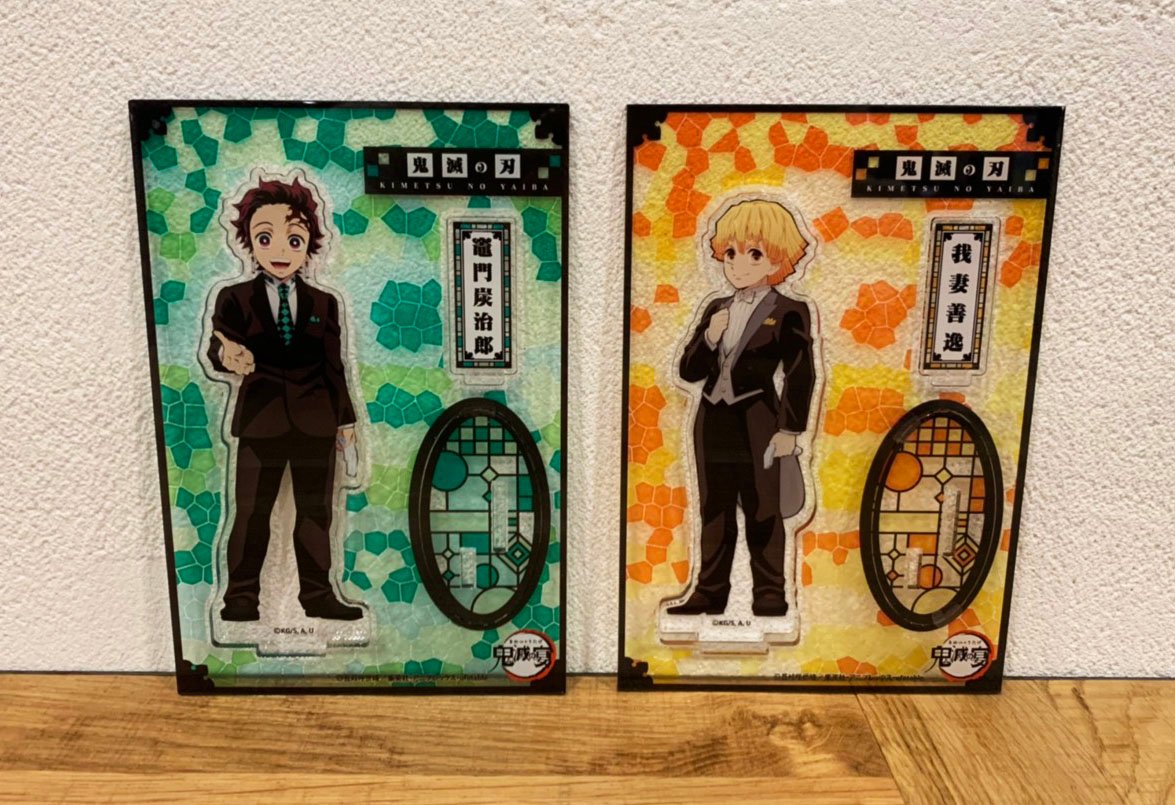 kimetsu_off's tweet photo. 【〈鬼滅の宴〉グッズ情報　2／3】
『トレーディング缶バッジ』の中には通常版とホログラム加工版がございます！

『アクリルマスコット』はイベント描きおろしイラストを使用！

『アクリルキーホルダー』はモダンステンドグラスをイメージ。透明感のある仕上がりになっています！

#鬼滅の刃 https://t.co/CIdZ2WJgWc