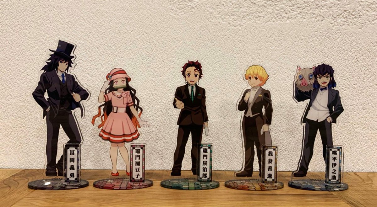 kimetsu_off's tweet photo. 【〈鬼滅の宴〉グッズ情報　2／3】
『トレーディング缶バッジ』の中には通常版とホログラム加工版がございます！

『アクリルマスコット』はイベント描きおろしイラストを使用！

『アクリルキーホルダー』はモダンステンドグラスをイメージ。透明感のある仕上がりになっています！

#鬼滅の刃 https://t.co/CIdZ2WJgWc