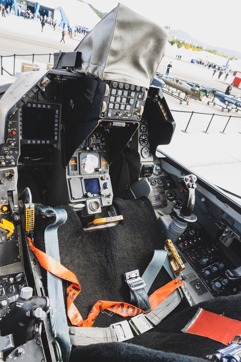 シルク ドゥ シエル 𝑪𝑰𝑹𝑸𝑼𝑬 𝒅𝒖 𝑪𝑰𝑬𝑳 Auf Twitter コックピットシリーズ F 15k Kf 16 Fa 50とf 4e 韓国のファントムおじいちゃんのコックピットを撮らせていただいたのはめっちゃ嬉しかった