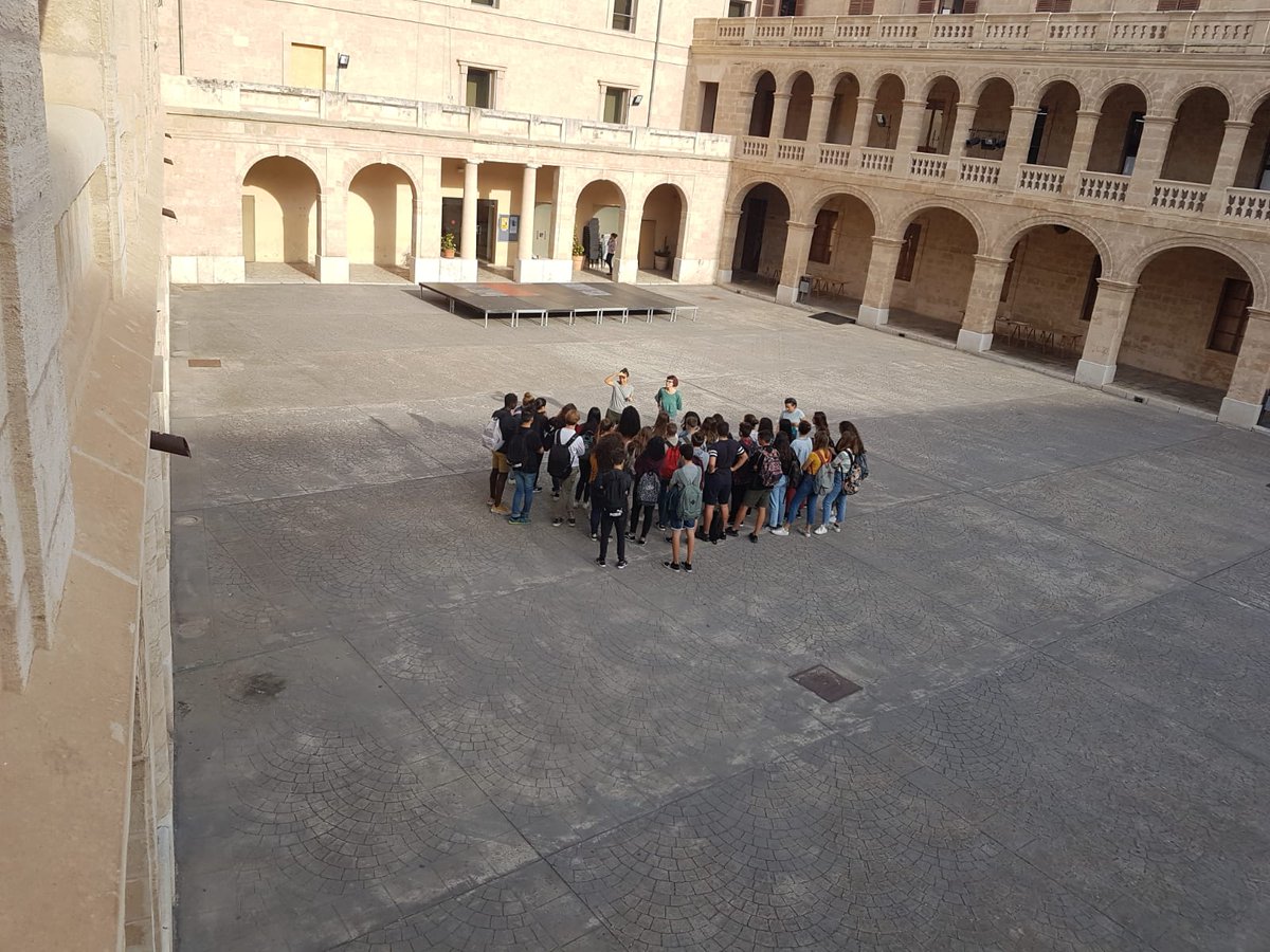 culturamallorca's tweet photo. 🎨Reprenem les #activitatsescolars envers el #FonsdArt @ConsellMca
Avui els alumnes de @iesjoanalcover han descobert i experimentat l'exposició permanent ubicada a la capella de #laMisericòrdia.
Reflexionen sobre els agents que intervenen en la generació dels nostres discursos. https://t.co/rxQx71RyRI