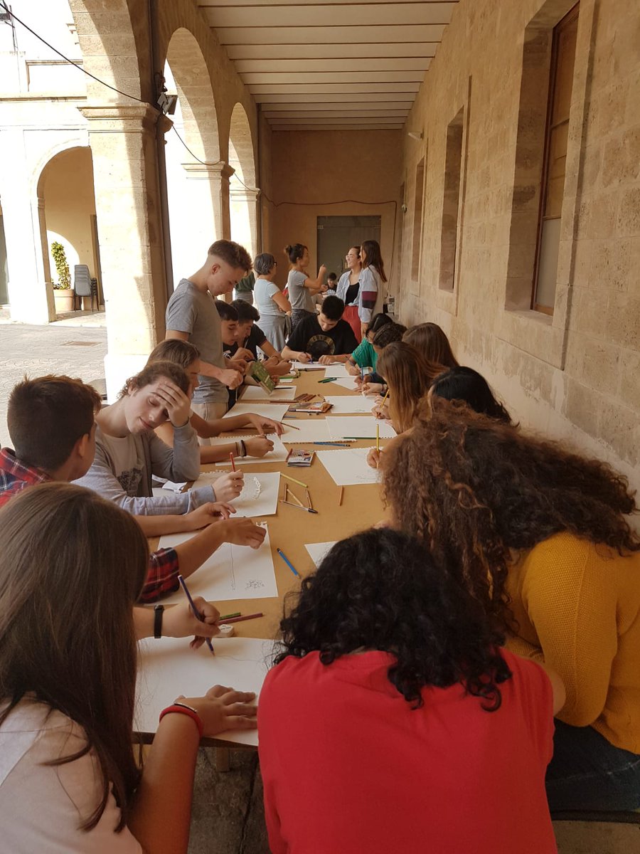 culturamallorca's tweet photo. 🎨Reprenem les #activitatsescolars envers el #FonsdArt @ConsellMca
Avui els alumnes de @iesjoanalcover han descobert i experimentat l'exposició permanent ubicada a la capella de #laMisericòrdia.
Reflexionen sobre els agents que intervenen en la generació dels nostres discursos. https://t.co/rxQx71RyRI