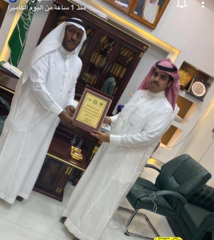 محافظ رنية المكلف يكرم رئيس التعديات بمحافظة رنية الأستاذ نوار بن محمد الملحي اثناء مشاركته في تنظيم احتفال المحافظة باليوم الوطني ٨٩