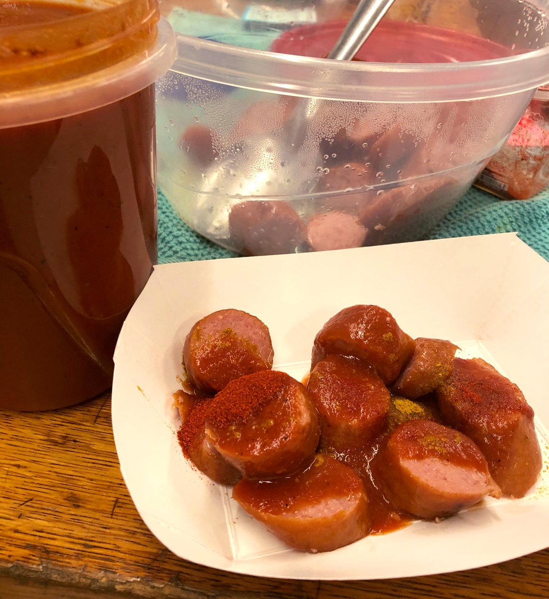 mrsschmeck's tweet photo. Esperanto is back and celebrating #Oktoberfest2019 ! #currywurst courtesy of Will A- köstlich! Thanks to Frau @petramarxa for providing authentic German snacks and the history too! #clubesperanto #exploreothercultures @UpperPerkHS https://t.co/70ONWKJQf8