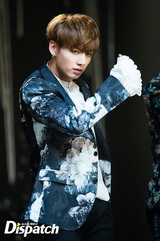 りょうたくんにはマジでbtsの血汗涙系の衣装を着て欲しい。fake loveの