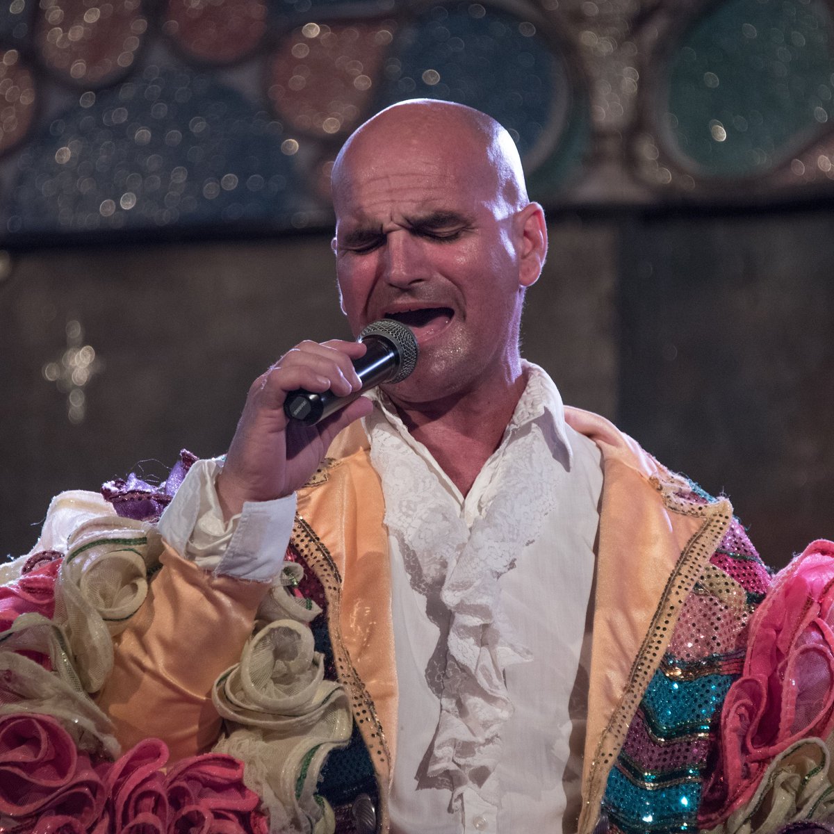 DandMPhotograph's tweet photo. Back in the theatre. I always love a free show. :-)

#theatre #singer #colour #theatrelife #frontrow #preview #theattepreview #malesinger #passion #loveforlife https://t.co/aeNuwpxelk