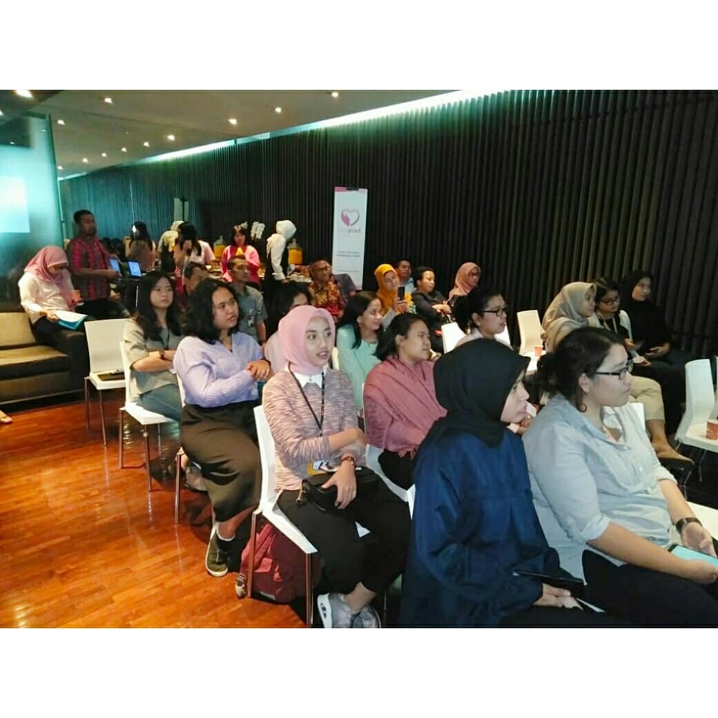 💕
Sosialisasi deteksi dini kanker payudara di kantor Daya Dimensi Indonesia.

Kegiatan ini didukung oleh CIMB Niaga Syariah.

instagram.com/p/B3gAafTAesU/

#lovepink #lovepinkindonesia #breastcancerawareness #sharelovecare #breastcancersurvivor #togetherstronger #earlydetection