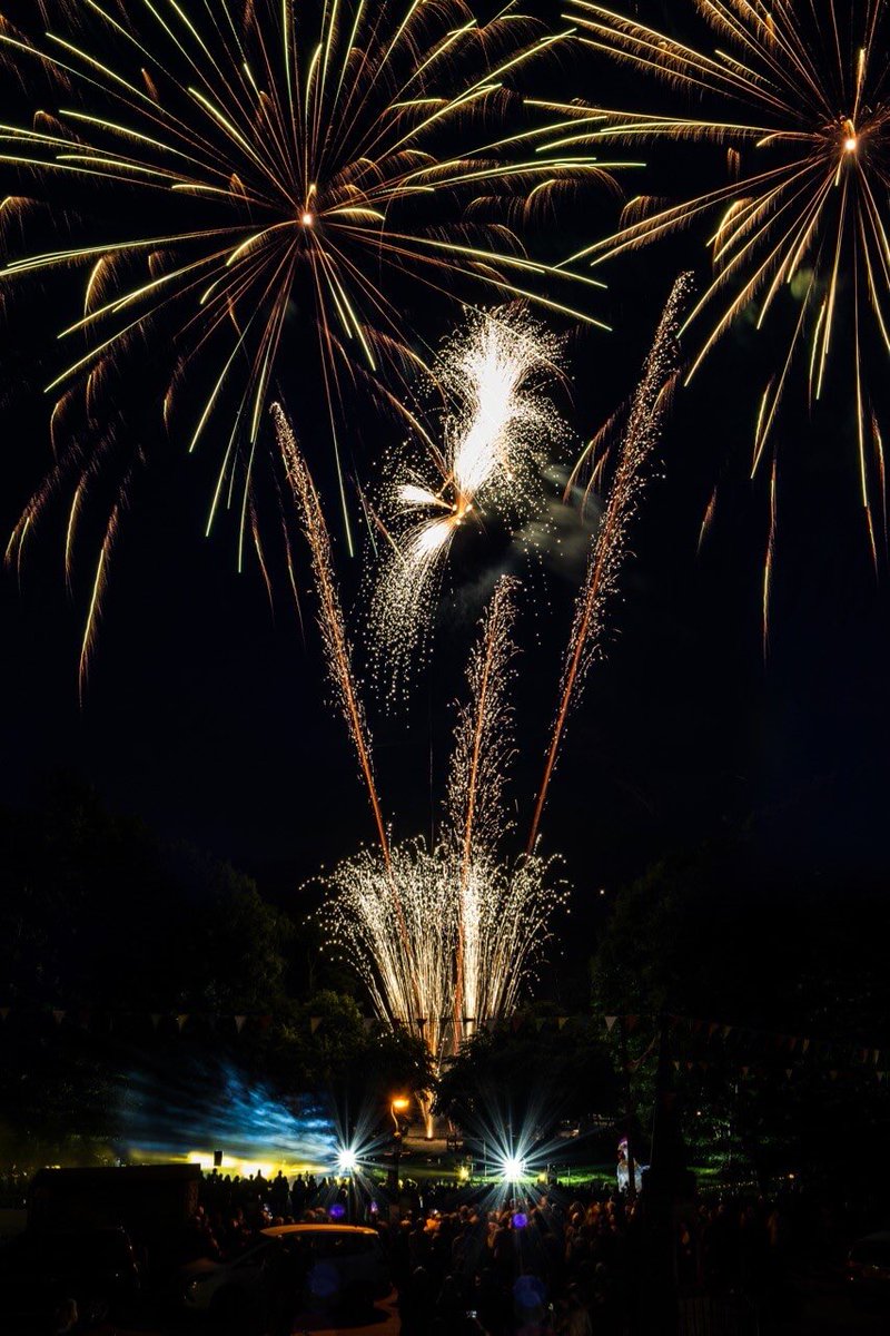 ElectrifyPyro's tweet image. #flashbackfriday to some beautiful displays last year! 😍 Can’t wait time smash this years Bonfire Night, with our incredible displays! We are ready to blow you away! 🤩🎆 #FridayFeeling