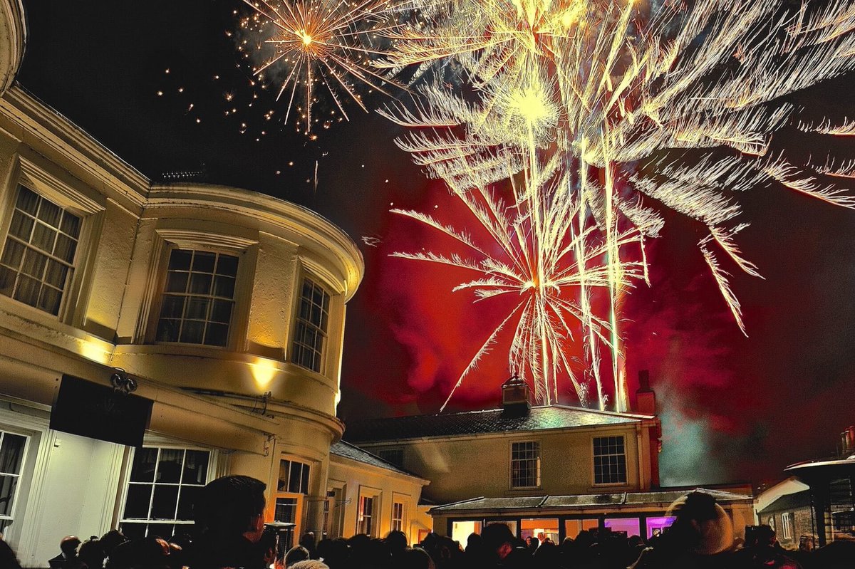 ElectrifyPyro's tweet image. #flashbackfriday to some beautiful displays last year! 😍 Can’t wait time smash this years Bonfire Night, with our incredible displays! We are ready to blow you away! 🤩🎆 #FridayFeeling