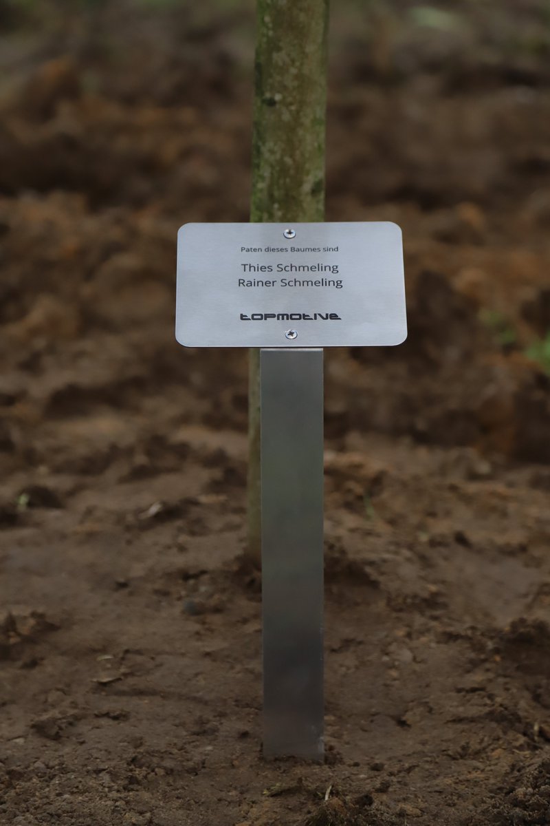 TOPMOTIVE's tweet photo. Optimum energy balance, lots of space and a bus stop in front of the door. Today we officially inaugurated our new building. As a symbol for our common roots and the future we share, our employees adopted maple trees and planted them around the building. 🏠💙🌳 https://t.co/AjbbHJZ5f1