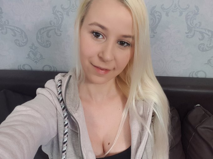 Endlich #Freitag und #Feierabend! Was geht bei euch das Wochenende so? Morgen gehts sehr sehr fr&uuml;h f&uuml;r<a href="/tag/freitag"class="tags">#Freitag</a><a href="/tag/feierabend"class="tags">#Feierabend</a><a href="/tag/girl"class="tags"><span>#girl</span></a><a href="/tag/blond"class="tags"><span>#blond</span></a><a href="/tag/live"class="tags"><span>#live</span></a><a href="/tag/teen"class="tags"><span>#teen</span></a><a href="/tag/games"class="tags"><span>#games</span></a><a href="/tag/game"class="tags"><span>#game</span></a><a href="/tag/gamergirl"class="tags"><span>#gamergirl</span></a>