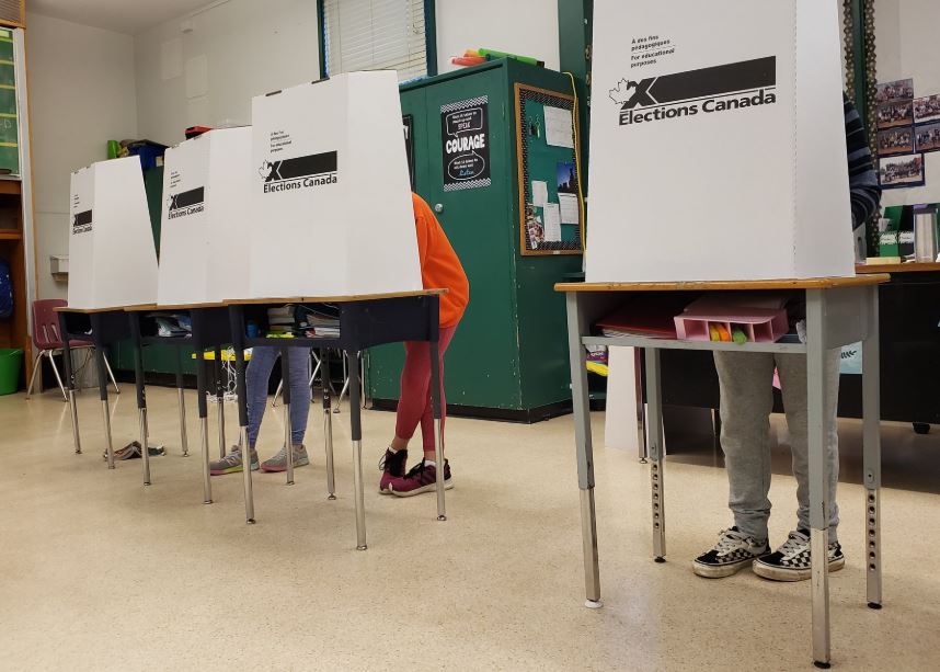 Surrey_Schools's tweet photo. "When they turn 18, maybe they will think 'hey, I remember doing this in Grade 6' and it won't be so daunting."
Students at dozens of our schools cast ballots in Student Vote 🗳️ Canada 2019: https://t.co/axy9bqKYmu

#sd36learn #surreybc #whiterock @studentvote @CIVIX_Canada https://t.co/mUCoIoS50Z