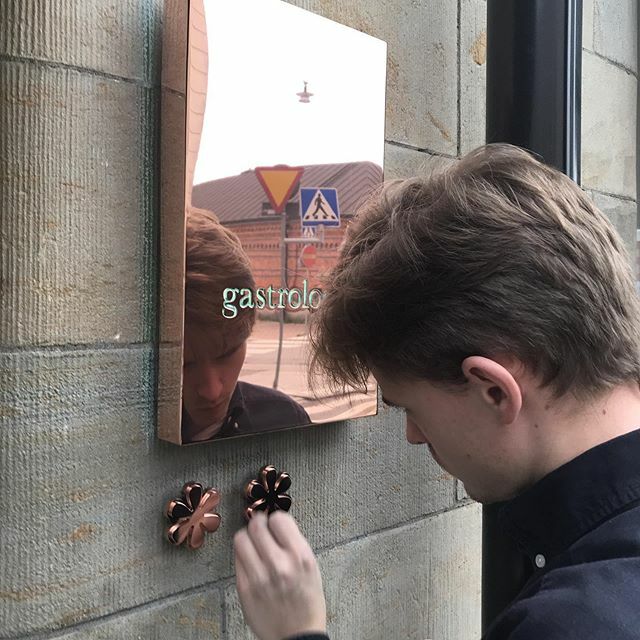 logiskmat's tweet image. Olof polishing the sign before service. ⭐️⭐️ @olofhallkvist @michelinguide ift.tt/2psAKZH