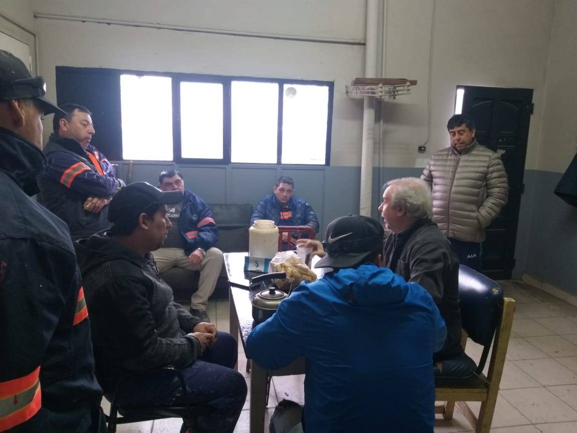 SCST2019's tweet photo. En la muni con los trabajadores de Carpintería. Mismas necesidades, muchas ganas de cambiar este presente, por ellos y por  ciudad.

El camino es con ellos.

El 27 #FrenteTodosporGallegos
#DanielPeraltaIntendente
Lista 710 ✌️ https://t.co/qAR5b0Vt1W