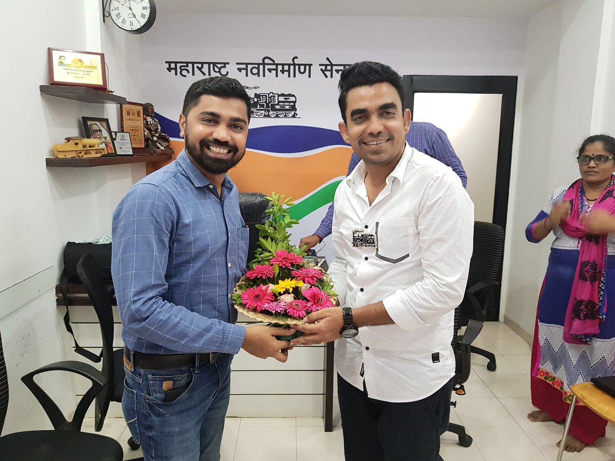 MeGajananKale's tweet image. m-Indicator ऍप चे संस्थापक व माझे जवळचे मित्र श्री.सचिन टेके यांनी भेटून निवडणुकीसाठी शुभेच्छा दिल्या. सचिन यांचे मनःपूर्वक आभार.💐

#mindicator
#AssemblyElections2019 #Vidhansabha #Belapur #विधानसभा #MNS #मनसे #YandaGajananAhe  #GajananKaleforNaviMumbai #NaviMumbai #MNSAdhikrut