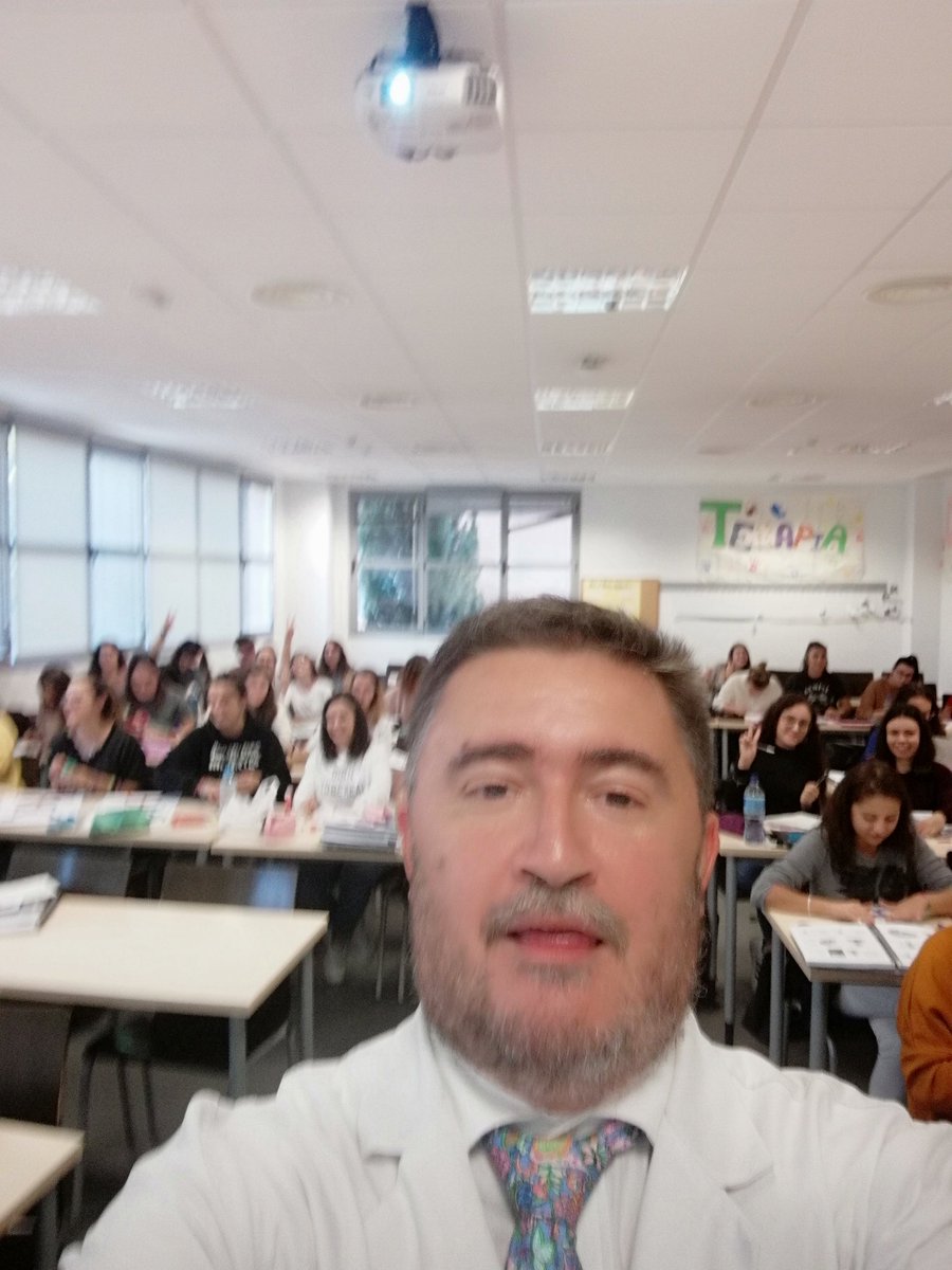 elautoclave's tweet photo. Unos acabando el congreso #sempsph19 @SEMPSPH y otros explicando la vascularizacion del SNC y el Polígono de Willis https://t.co/rWtokUuDUT